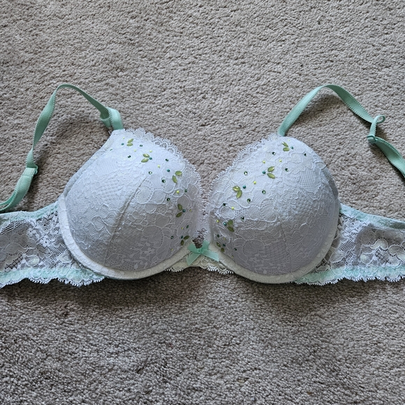Victoria's Secret Other - Victoria's Secret White and Green Lace Bra